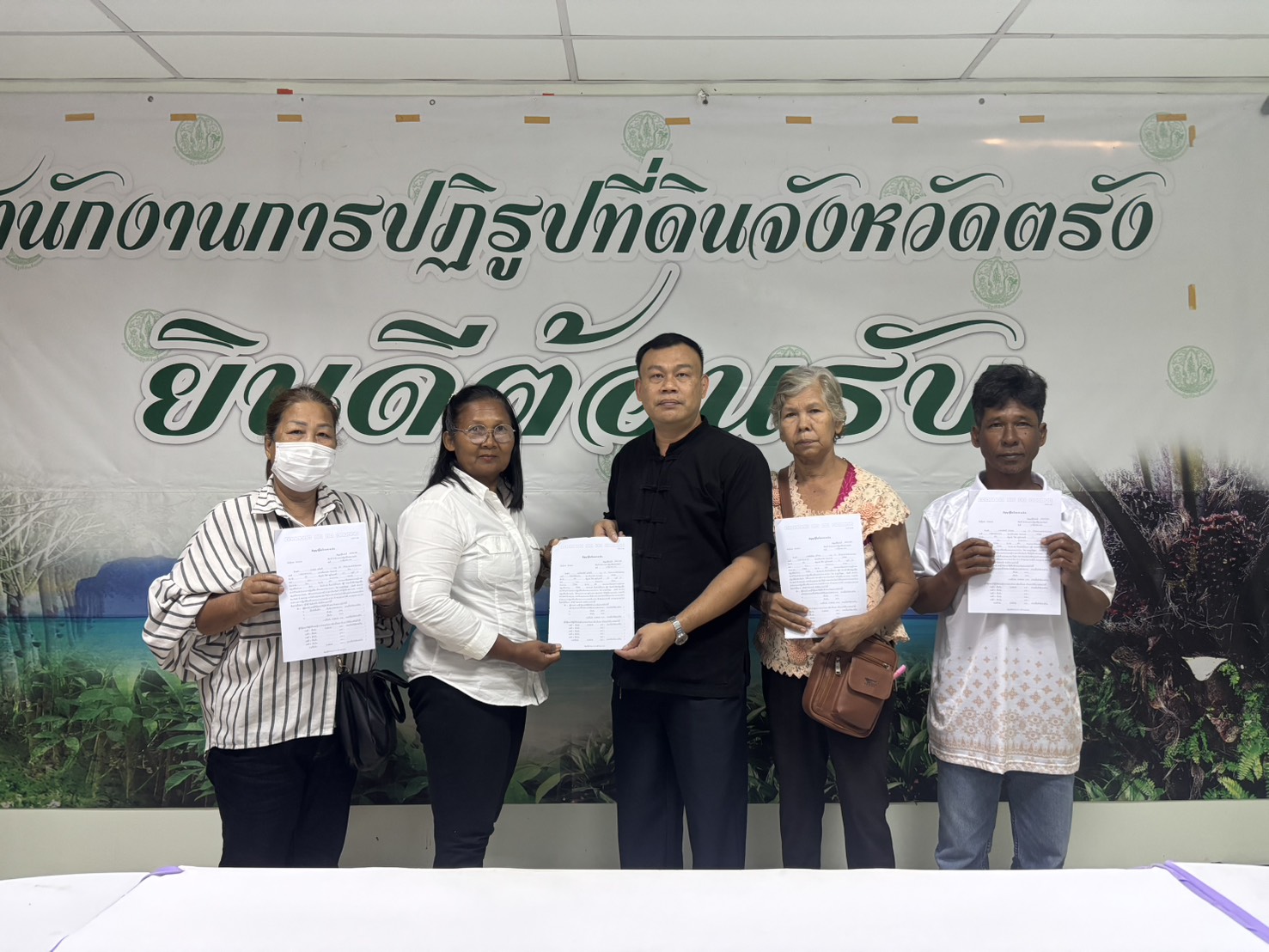 title - ส.ป.ก.ตรัง มอบสินเชื่อตามโครงการให้สินเชื่อ เงินกองทุนการปฏิรูปที่ดินเพื่อเกษตรกรรม รายบุคคล ครั้งที่ ๓/๒๕๖๙